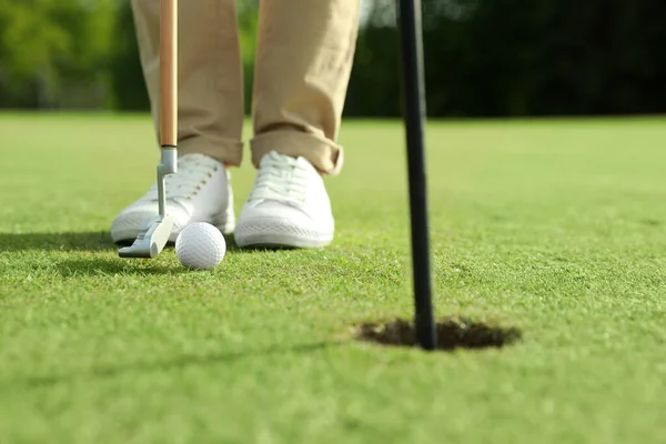 Person Spielt Golf Auf Grünem Platz Nahaufnahme — Stockfoto