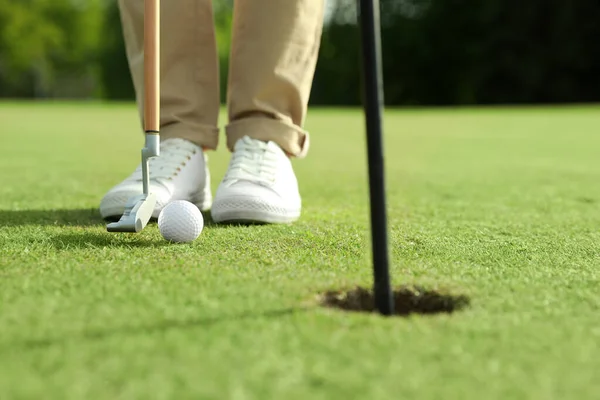 Yeşil Sahada Golf Oynayan Kişi Yakın Plan — Stok fotoğraf