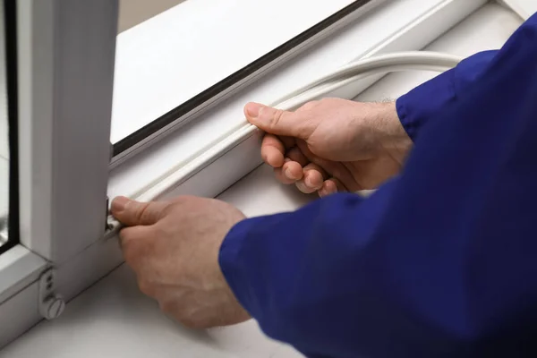 Trabajador Poniendo Tira Calado Goma Ventana Interior Primer Plano — Foto de Stock