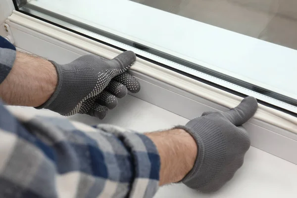 Trabajador Poniendo Tira Calado Goma Ventana Interior Primer Plano — Foto de Stock