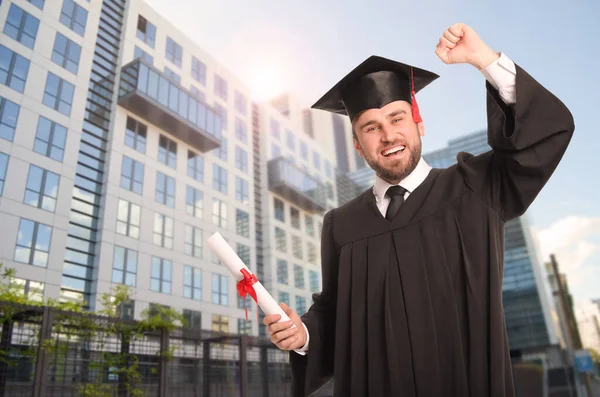 Gelukkige Student Met Afstudeerhoed Diploma Buiten — Stockfoto