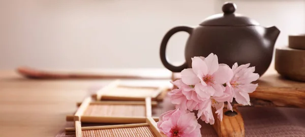 Pot Kwiaty Sakura Bambusowe Podkładki Tradycyjnej Ceremonii Herbaty Stole Projekt — Zdjęcie stockowe