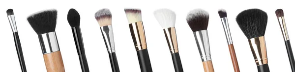 Beyaz Arka Planda Kozmetik Ürünler Uygulamak Için Farklı Makyaj Fırçaları — Stok fotoğraf