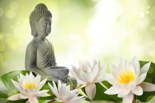 Красивая Каменная Скульптура Будды Цветы Лотоса Цветном Фоне — стоковое фото