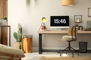 Rahat işyeri olan bir oda. Ahşap masadaki modern bilgisayar