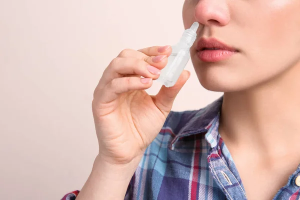 Mujer Usando Spray Nasal Sobre Fondo Beige Primer Plano Espacio — Foto de Stock