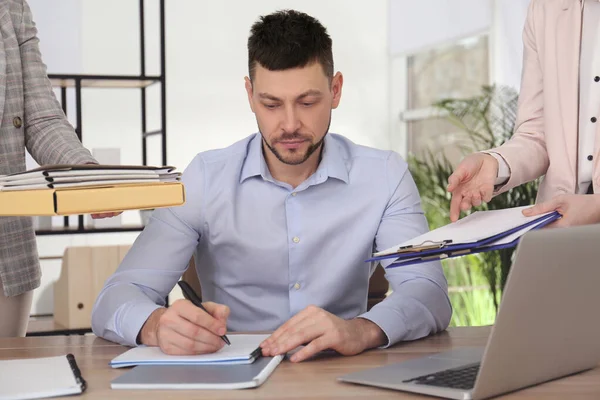 Homme Affaires Soulignant Sur Lieu Travail Dans Bureau — Photo