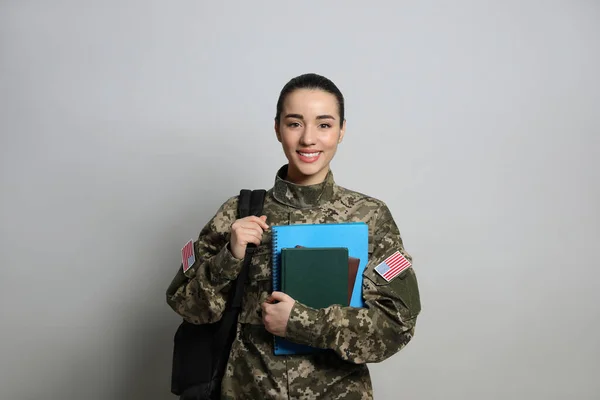 Soldatin Mit Notizbuch Und Rucksack Auf Hellgrauem Hintergrund Militärische Ausbildung — Stockfoto