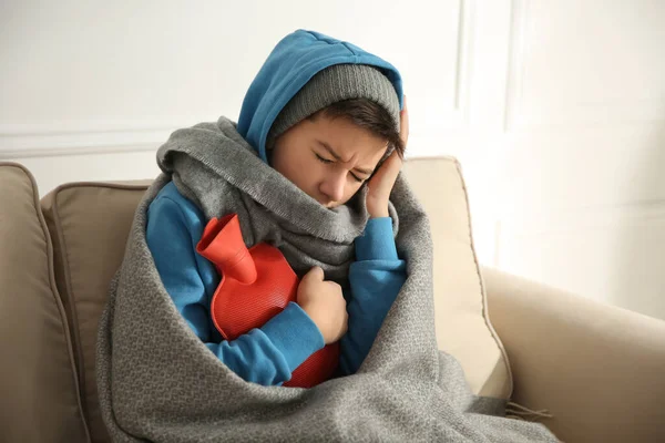 Adolescent Malade Enveloppé Dans Une Couverture Avec Une Bouteille Eau — Photo