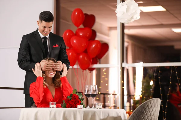 Homem Surpreendendo Sua Namorada Restaurante Dia Dos Namorados Jantar — Fotografia de Stock