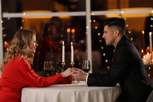 Schönes Paar Beim Romantischen Abendessen Valentinstag Restaurant — Stockfoto