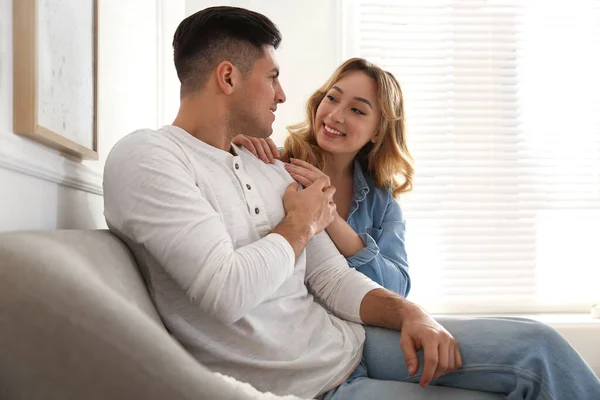 Schönes Paar Genießt Die Gemeinsame Zeit Hause — Stockfoto