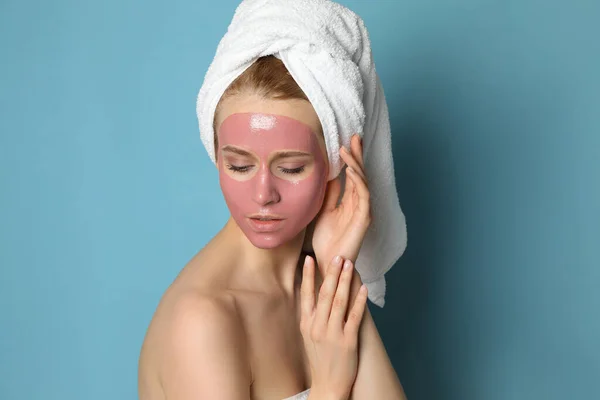 Giovane Donna Con Maschera Viso Melograno Sfondo Azzurro — Foto Stock