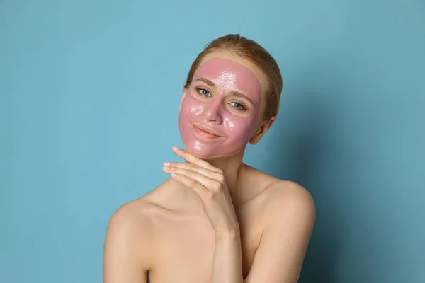 Giovane Donna Con Maschera Viso Melograno Sfondo Azzurro — Foto Stock