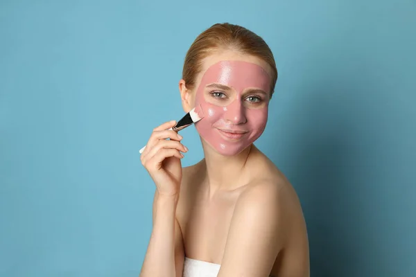 Jonge Vrouw Het Aanbrengen Van Granaatappel Gezicht Masker Licht Blauwe — Stockfoto