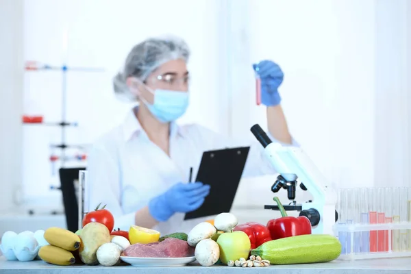 新鮮な野菜 テーブルの上の肉や研究室で品質管理を進める科学者 — ストック写真