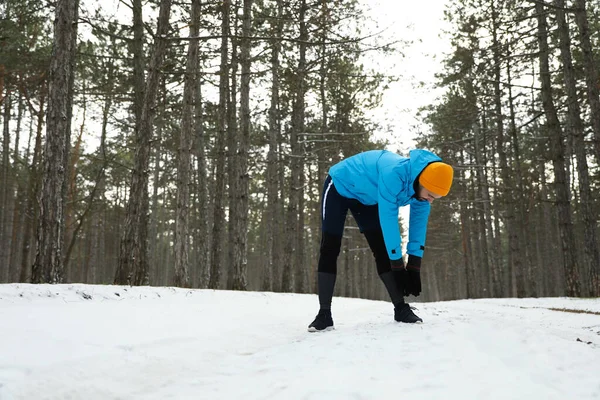 Człowiek Robi Ćwiczenia Sportowe Lesie Zimowym — Zdjęcie stockowe