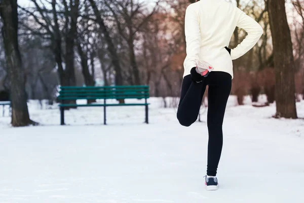 Kvinna Gör Sport Övningar Vinter Park Närbild — Stockfoto