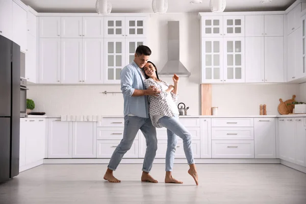 Casal Feliz Dançando Descalço Cozinha Sistema Aquecimento Piso — Fotografia de Stock