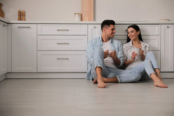 Pareja Feliz Sentada Piso Caliente Cocina Sistema Calefacción — Foto de Stock