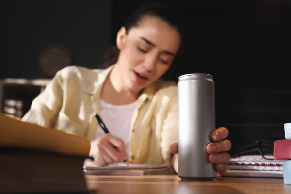 Mujer Joven Cansada Con Bebida Energética Estudiando Casa Concéntrate Mano —  Fotos de Stock