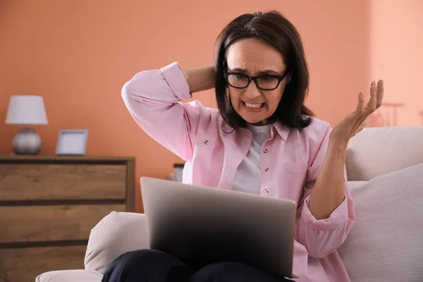 Mulher Emocional Com Laptop Casa Conceito Ódio Online — Fotografia de Stock