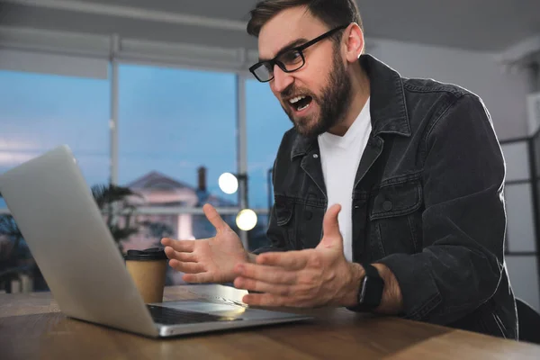 Emotionele Jongeman Werkt Aan Een Laptop Kantoor Online Haatconcept — Stockfoto