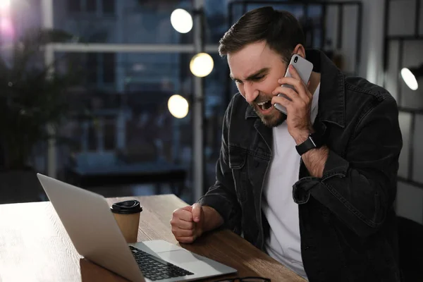 Hombre Emocional Hablando Teléfono Inteligente Lugar Trabajo Oficina Concepto Odio —  Fotos de Stock