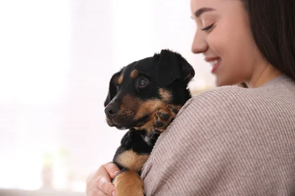 Vrouw Met Schattige Puppy Lichte Achtergrond Heerlijk Huisdier — Stockfoto