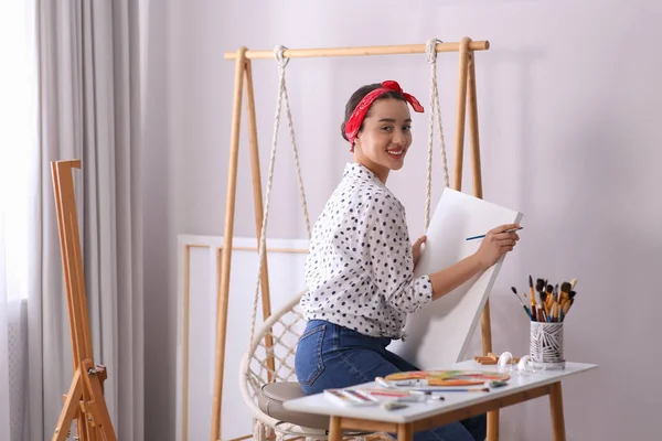 スタジオでキャンバスに絵を描く幸せな女性アーティスト — ストック写真