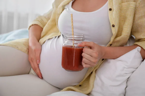 Pregnant Woman Smoothie Bed Closeup Healthy Diet — Stock Photo, Image