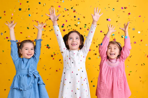 Adoráveis Criancinhas Caindo Confete Fundo Amarelo — Fotografia de Stock