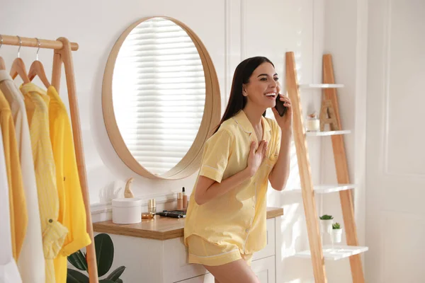 Jovem Mulher Falando Telefone Casa Manhã — Fotografia de Stock