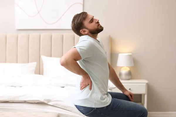 Hombre Que Sufre Dolor Espalda Casa Problema Mala Postura —  Fotos de Stock