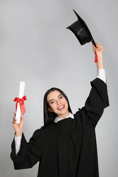 Estudante Feliz Com Chapéu Formatura Diploma Fundo Cinza — Fotografia de Stock