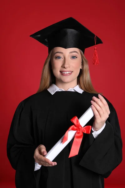 Szczęśliwy Student Dyplomem Czerwonym Tle — Zdjęcie stockowe