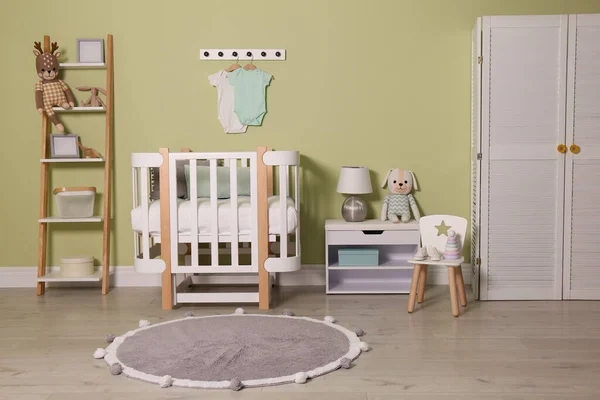 Quarto Bebê Interior Com Mobiliário Madeira Elegante — Fotografia de Stock