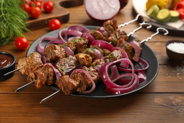 Pinchos Metal Con Deliciosa Carne Cebolla Servidos Mesa Madera — Foto de Stock