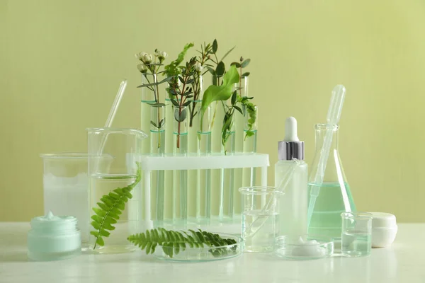 Натуральні Інгредієнти Косметичних Продуктів Лабораторного Скляного Посуду Білому Столі — стокове фото