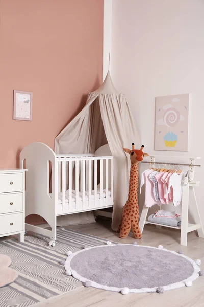 Interior Habitación Del Bebé Con Muebles Elegantes Cuna Cómoda —  Fotos de Stock