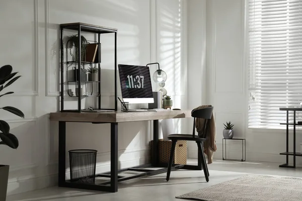 Raumausstattung Mit Komfortablem Arbeitsplatz Moderner Computer Auf Holztisch — Stockfoto