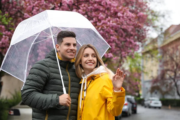 Casal Encantador Com Guarda Chuva Andando Dia Primavera — Fotografia de Stock