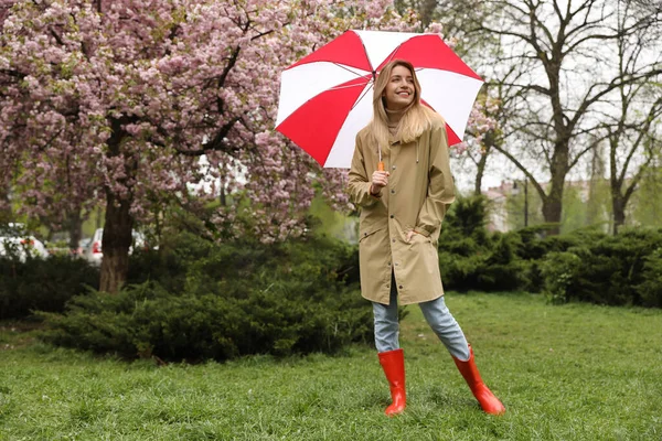 Mujer Joven Con Paraguas Parque Día Primavera —  Fotos de Stock