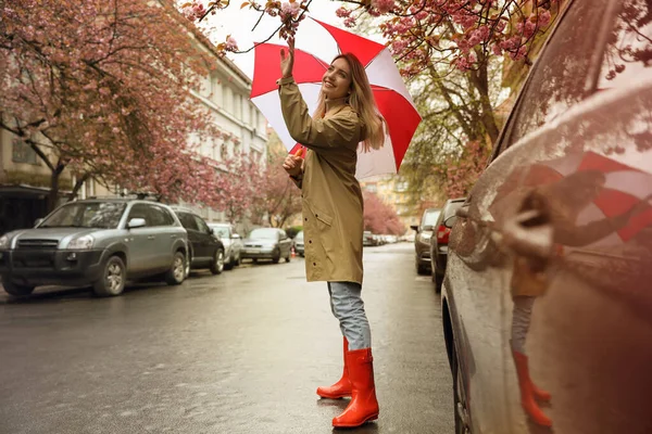 Ung Kvinna Med Paraply Går Vårdagen — Stockfoto