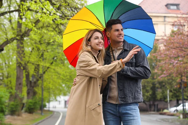Schönes Paar Mit Regenschirm Spazieren Frühlingstag — Stockfoto