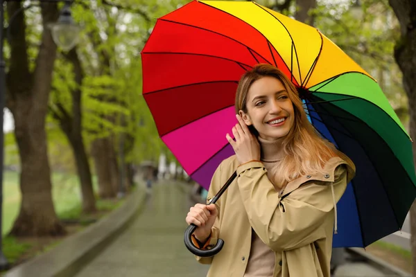 春の日に公園で傘を持つ若い女性 — ストック写真