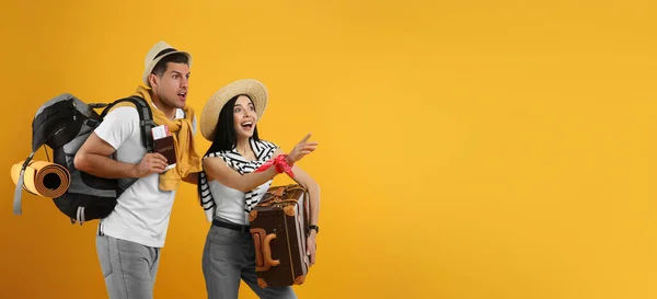 Turistas Emocionais Com Mochila Mala Fundo Amarelo — Fotografia de Stock