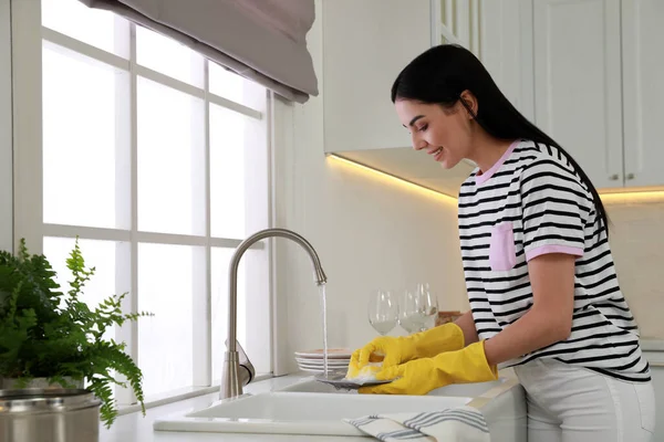 厨房里洗碗的女人 — 图库照片