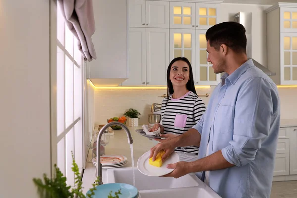Mutfakta Bulaşık Yıkayan Mutlu Çift — Stok fotoğraf