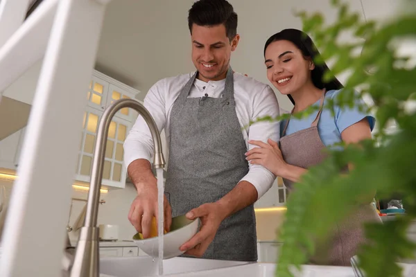 Feliz Casal Lindo Lavar Pratos Cozinha — Fotografia de Stock